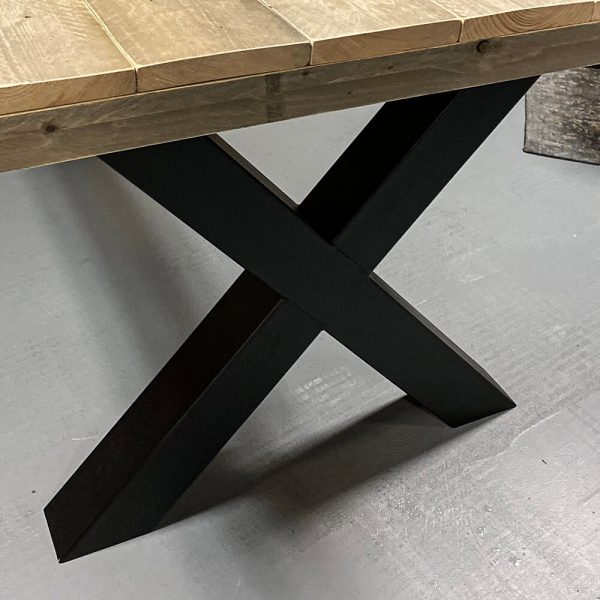 Tischgestell im Industriedesign mit gekreuzten Beinen