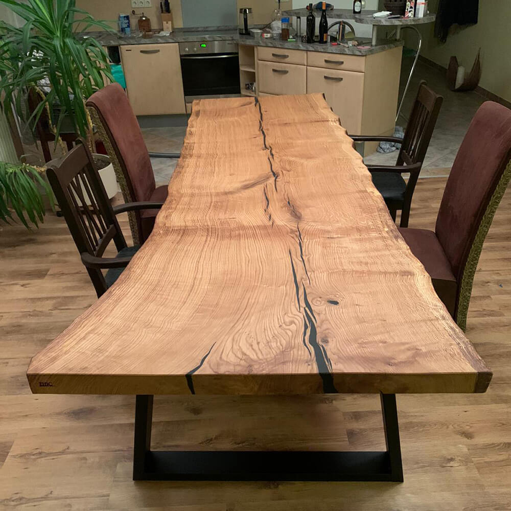 Massivholz-Tischplatte im Baumstamm-Look in einiem gemütlichen Esszimmer