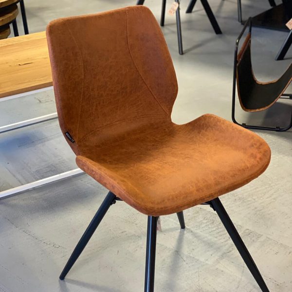 Hellbrauner Stuhl aus Ökoleder und schwarzem Industriegestell in einem Möbelgeschäft