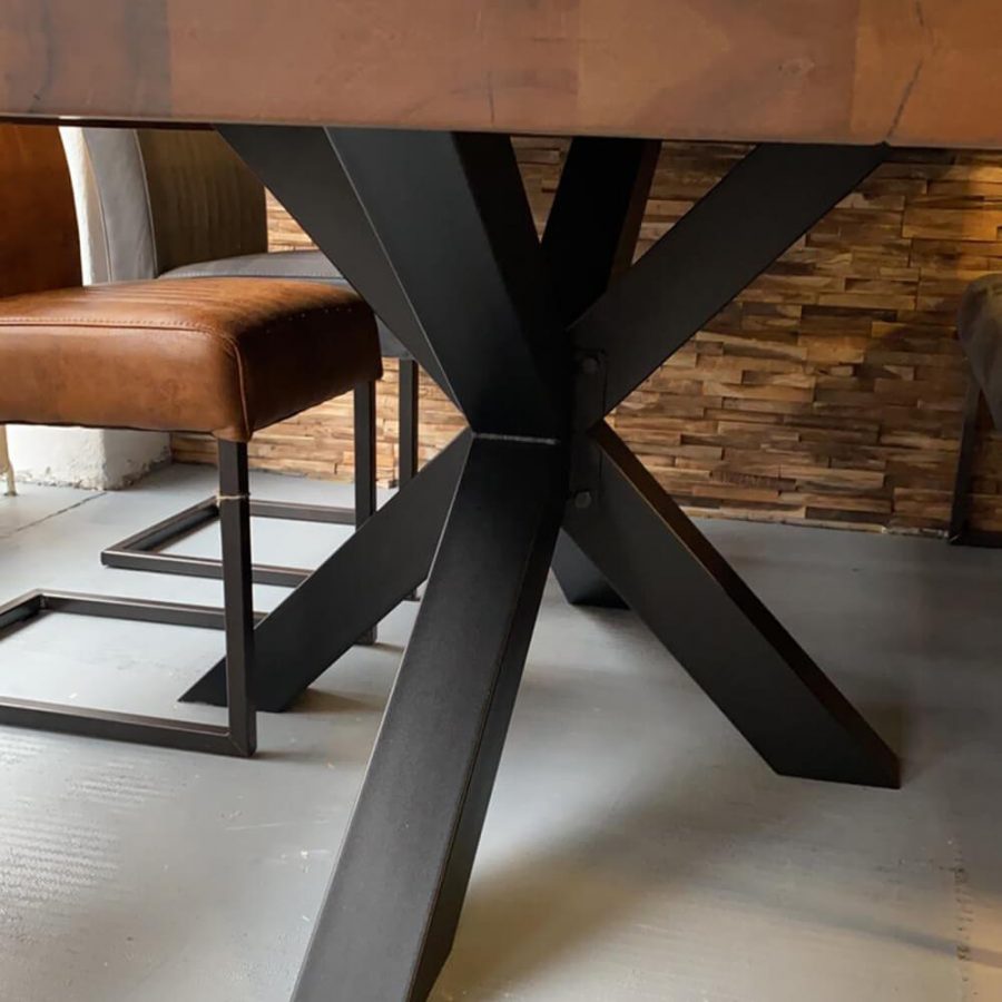 Tischgestell im Industriedesign mit vier Beinen in Spinnen-Look