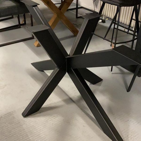 Tischgestell im Industriedesign mit vier Beinen in Spinnen-Look