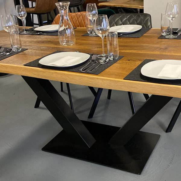 Tischgestell im Industriedesign mit Beinen in V-Form